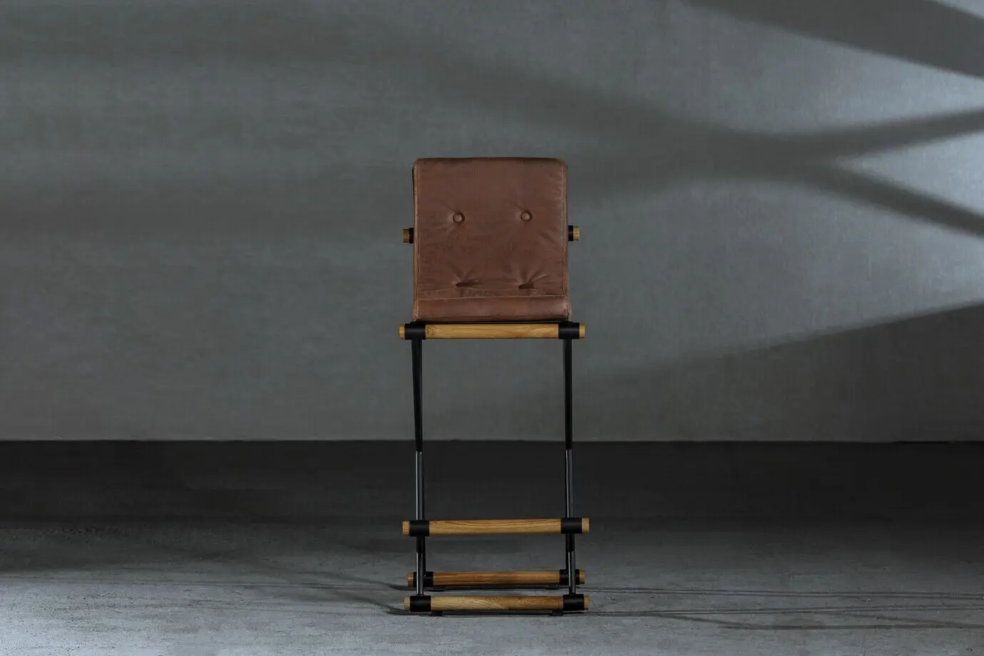 Holzhocker mit Metallbeinen in der Werkstatt des Schreiners.