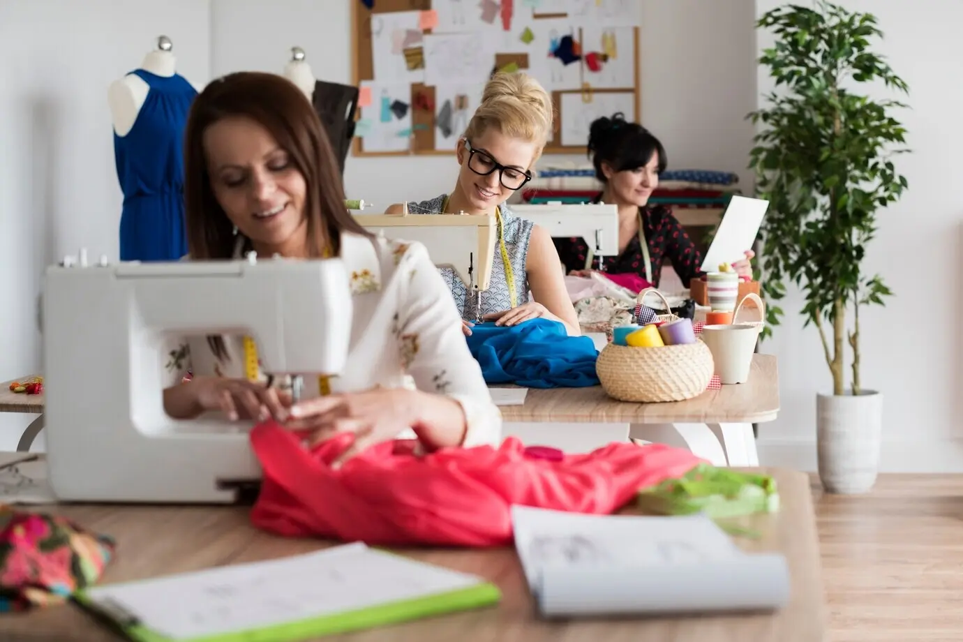 Drei Schneider sitzen in einer Reihe.