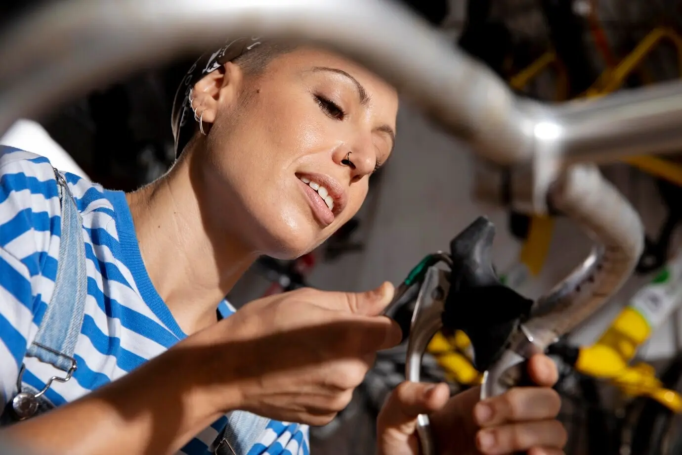 Nahaufnahme einer lächelnden Frau, die eine Dienstleistung erbringt.